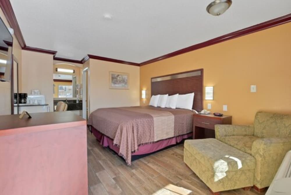 Americas Deluxe Inn 11/32