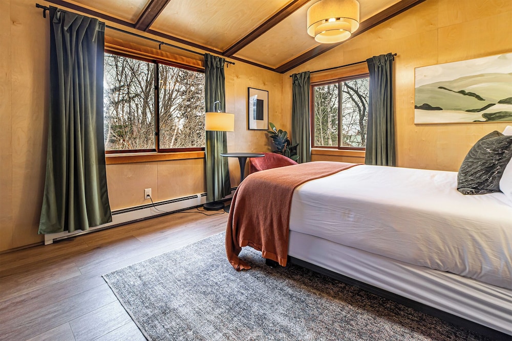 Creek, Chalet, 2 King Beds, 4 Queen Beds, Private Bathroom