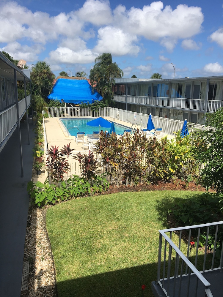 Days Inn by Wyndham Stuart 58/70