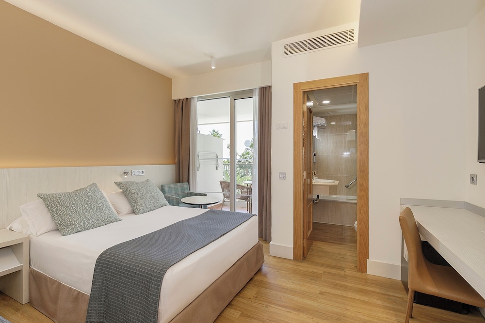Superior, Queen and Twin Beds, Sun Room