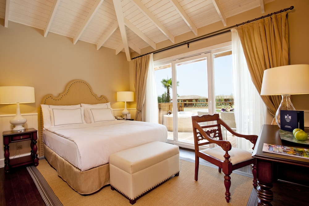3 Bedrooms, Swim Up, Villa, 1 Queen and 4 Single Beds, Sofa