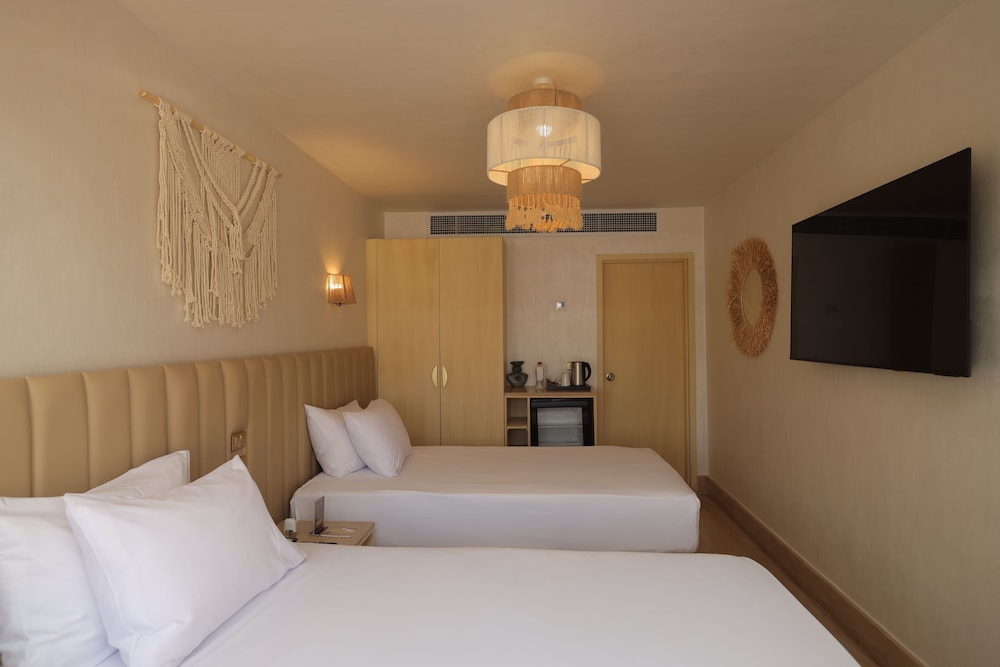 ROOM, TWIN BEDS, POOL VIEW
