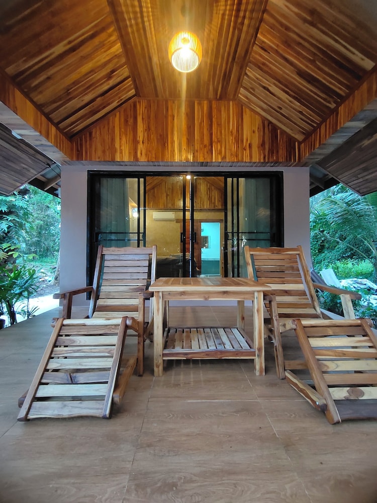 Phayam Coconut Beach Resort 25/50