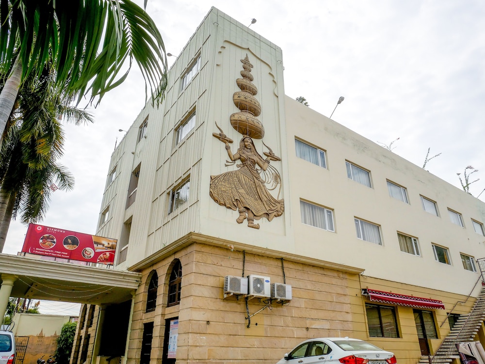 Diamond Hotel 6/57