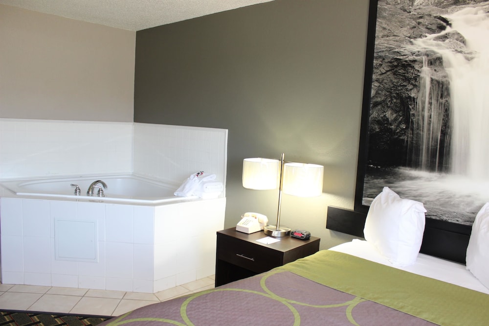 Super 8 by Wyndham Grand Rapids/Wyoming 9/21