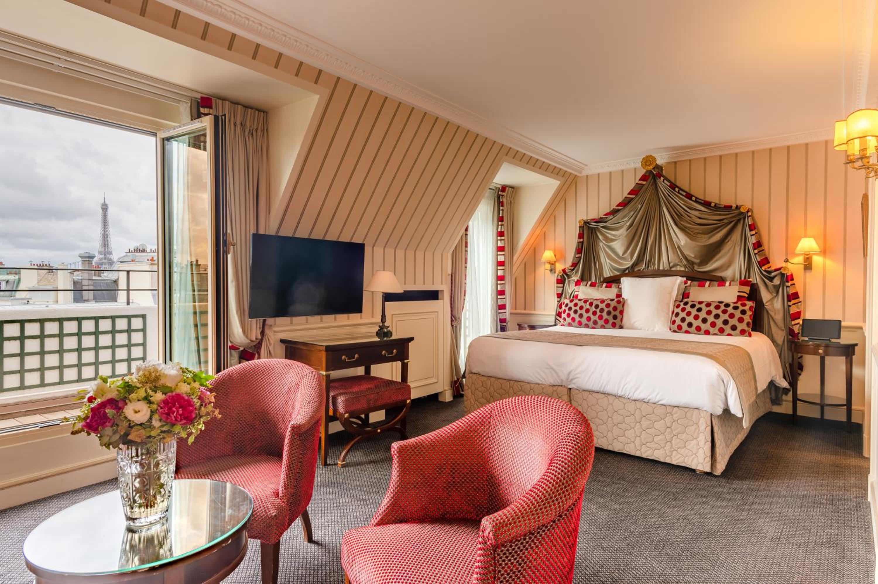 Avenue, Junior Suite, King Bed, Eiffel View, Sofa