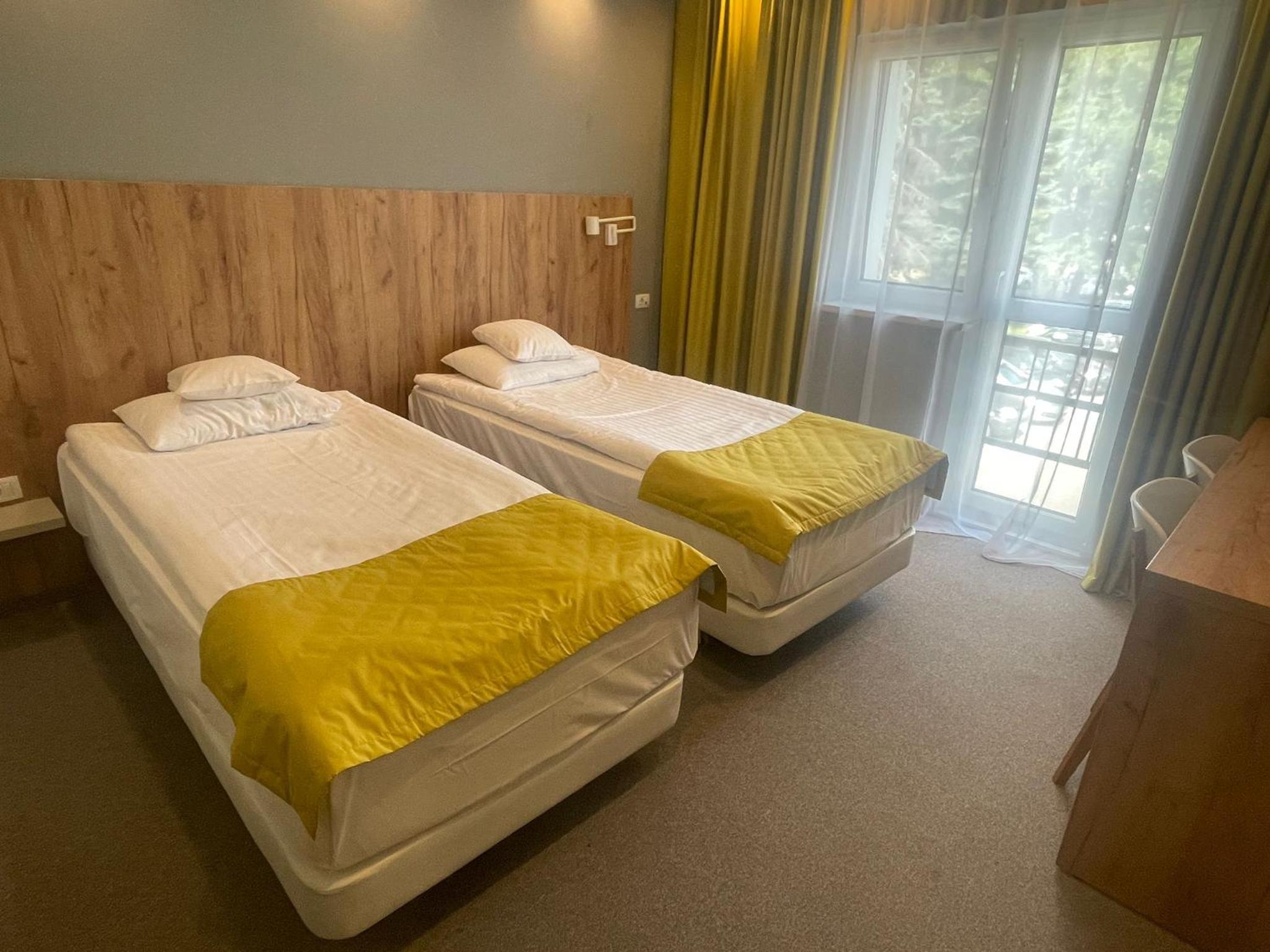 غرفة بسريرين منفصلين
