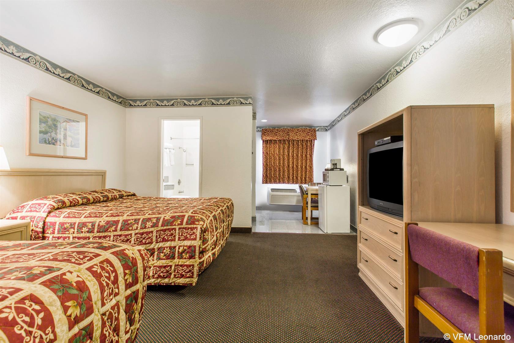 Econo Lodge Monterey Fairgrounds 13/21