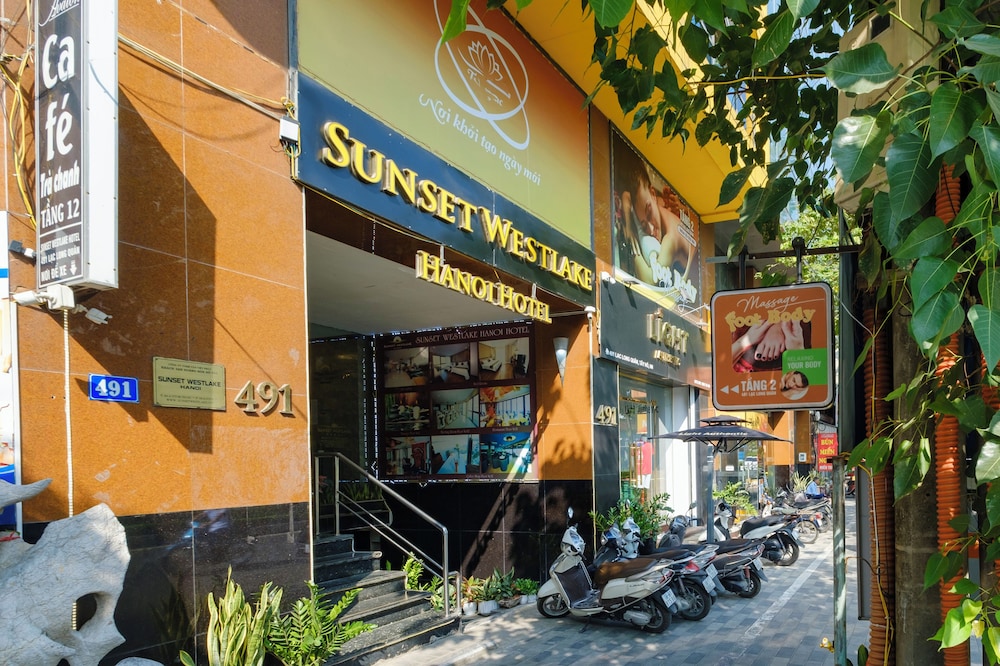 Sunset Westlake Hanoi Hotel 4/74