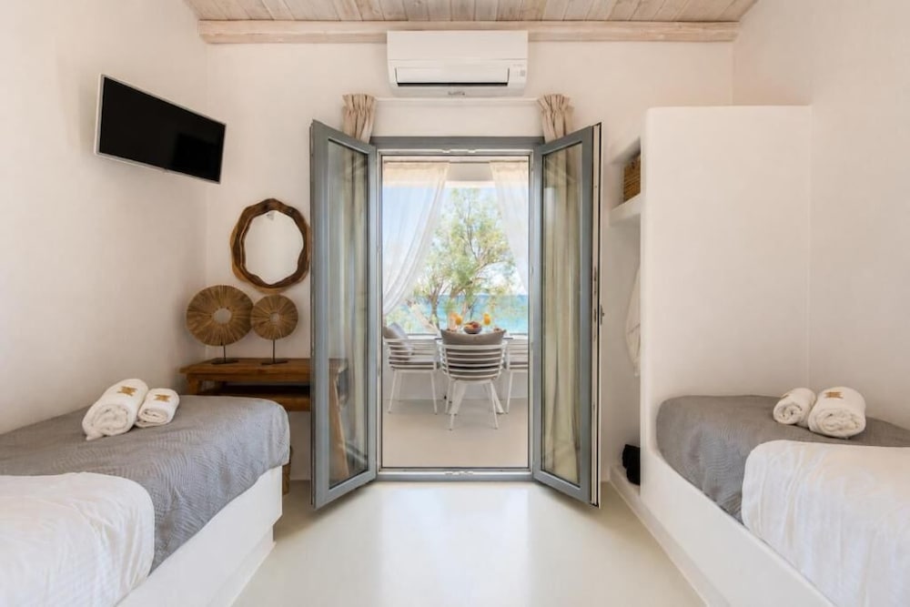 شقة بسرير مزدوج وسريرين منفصلين بإطلالة على البحر بغرفتي نوم، Blue Waves Suites & Apartments - To Kyma 2/10