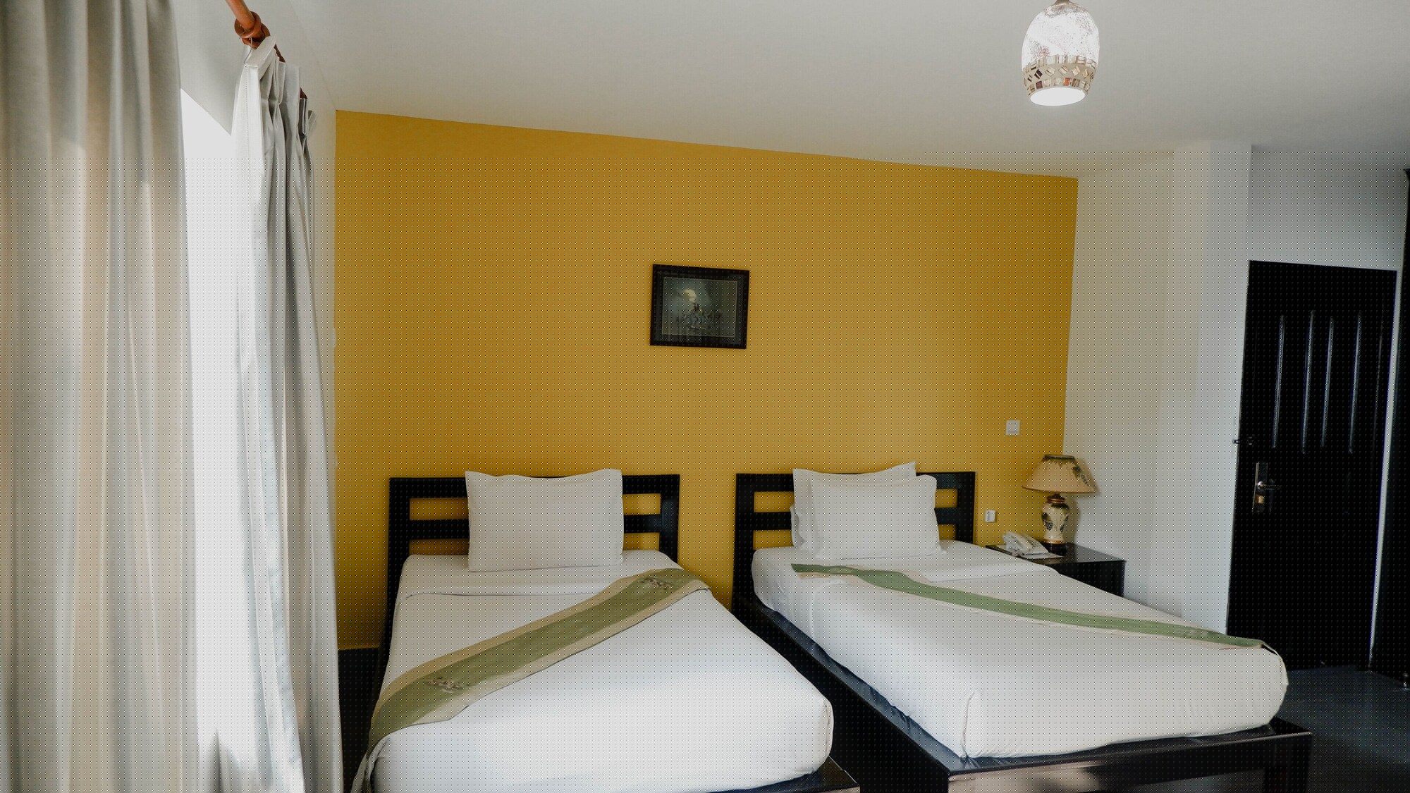 DELUXE, TWIN BEDS