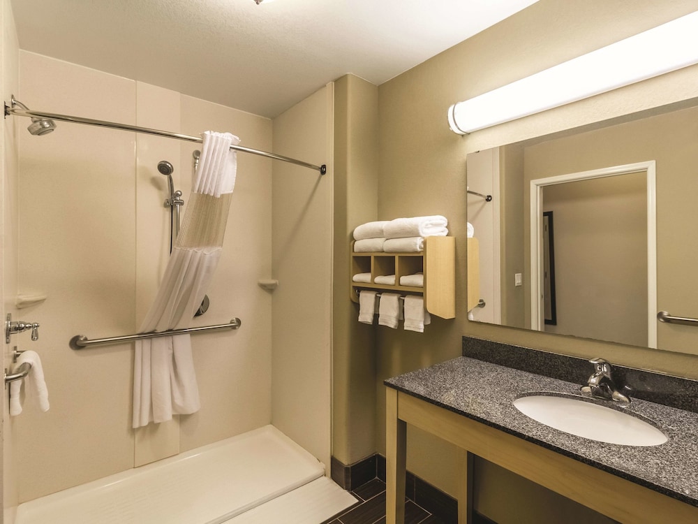 La Quinta Inn & Suites by Wyndham Fargo-Medical Center 16/60