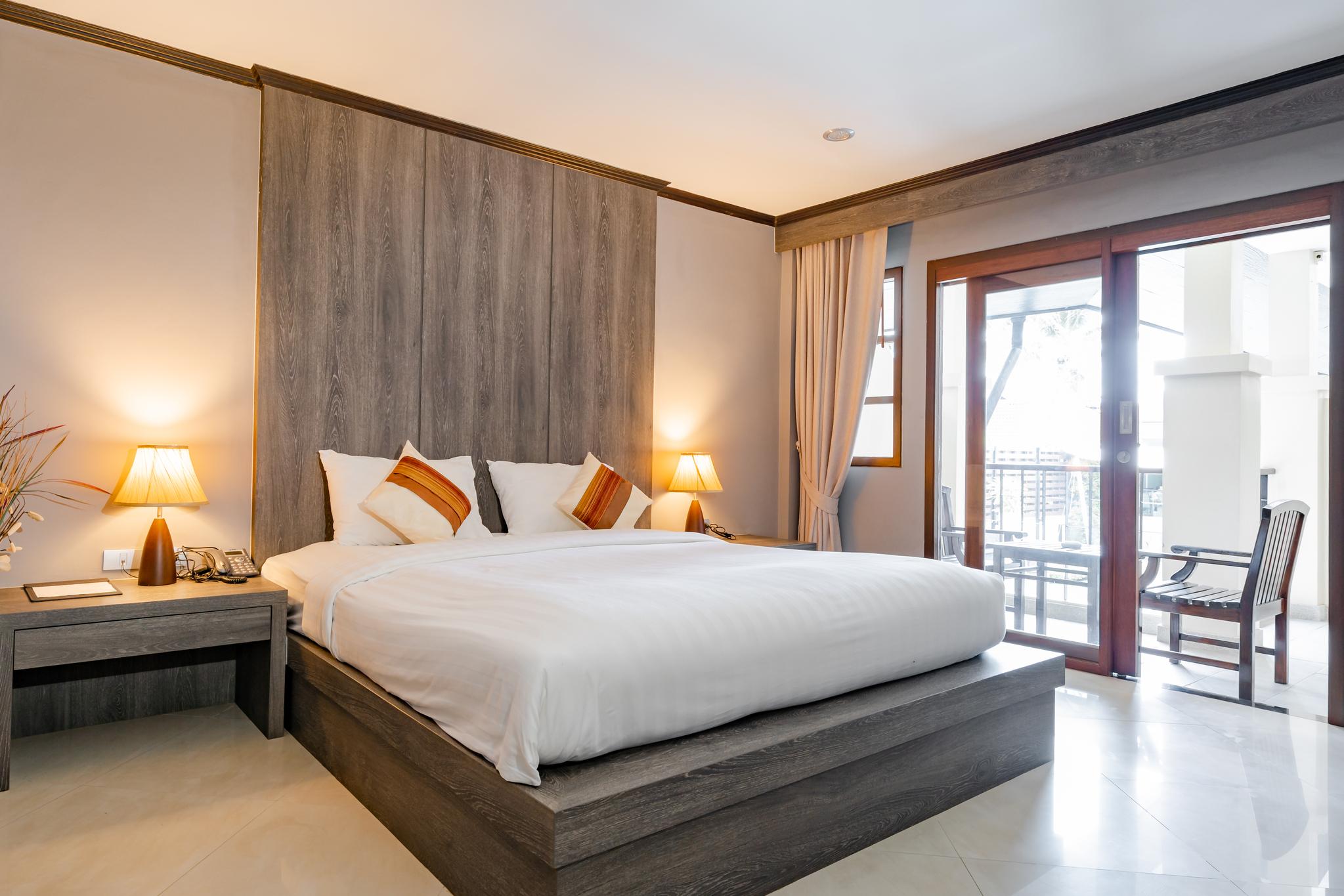 Deluxe, King Bed, Pool Access
