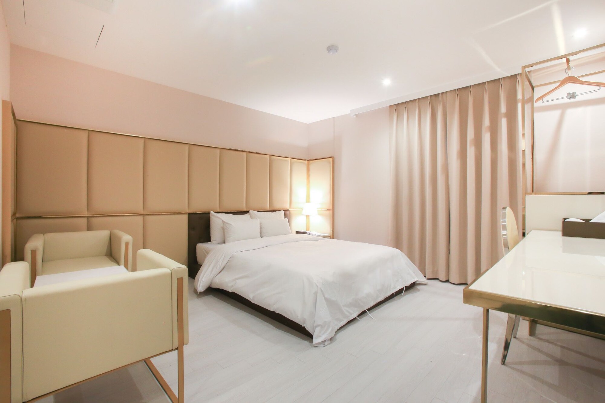 PREMIER, DOUBLE BED, CITY VIEW