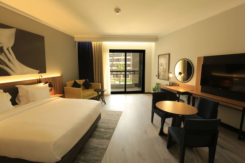 غرفة سوبيريور بسرير كينج بإطلالة على المسبح بشرفة