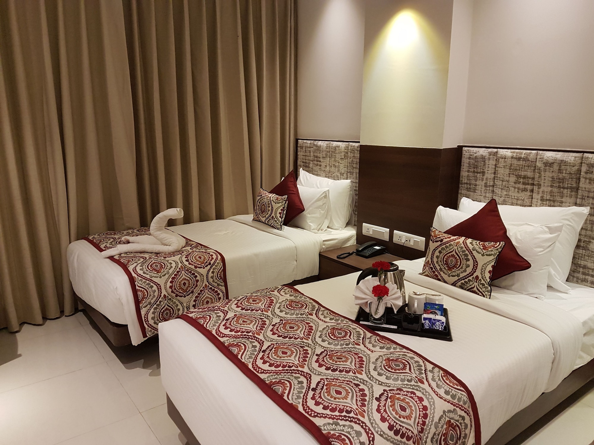 DELUXE, TWIN BEDS