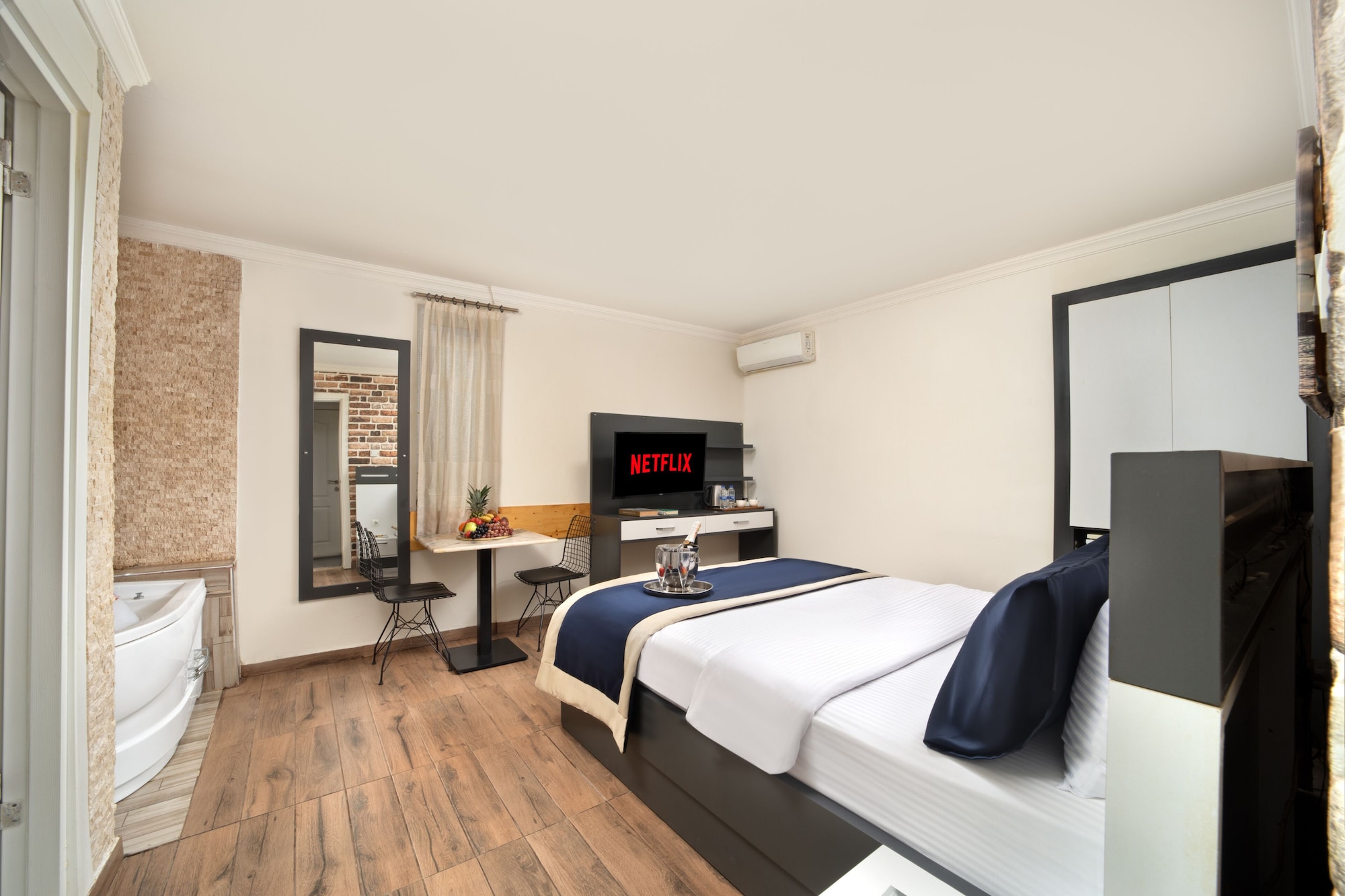 DELUXE, STUDIO, SUITE