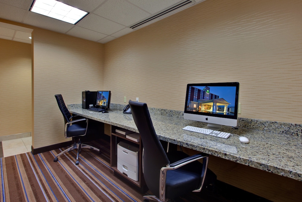 Holiday Inn Express Suites Chatham South 70/75