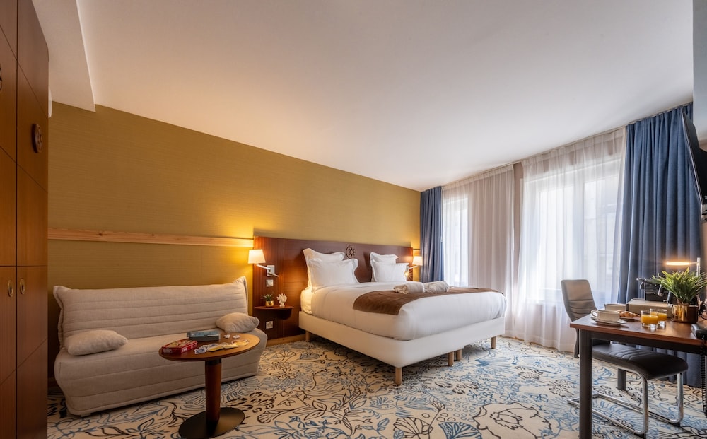 Junior Suite, King Bed, Street View