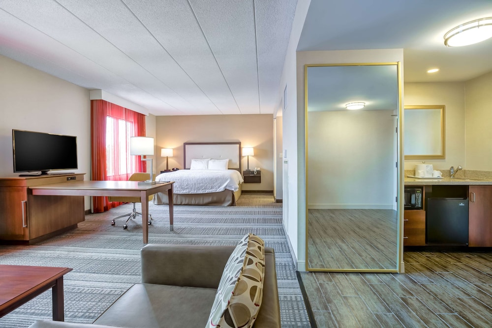 Hampton Inn Boston-Norwood 34/52