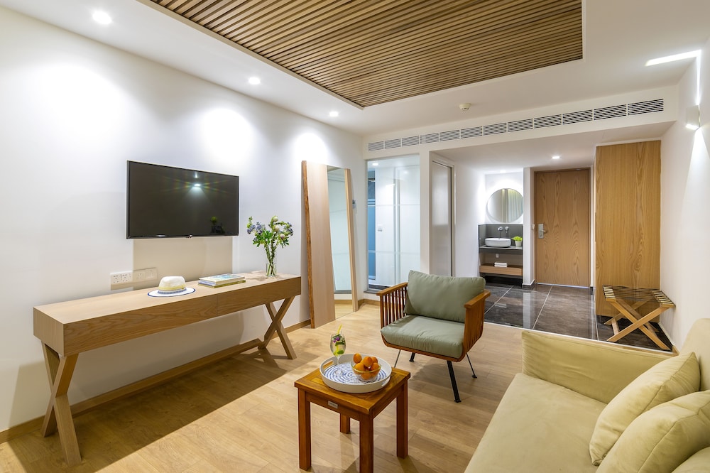 Limanaki Beach Hotel & Suites 24/36