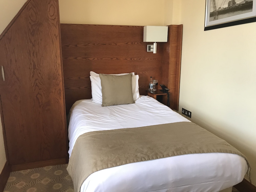 Pier Hotel 11/50