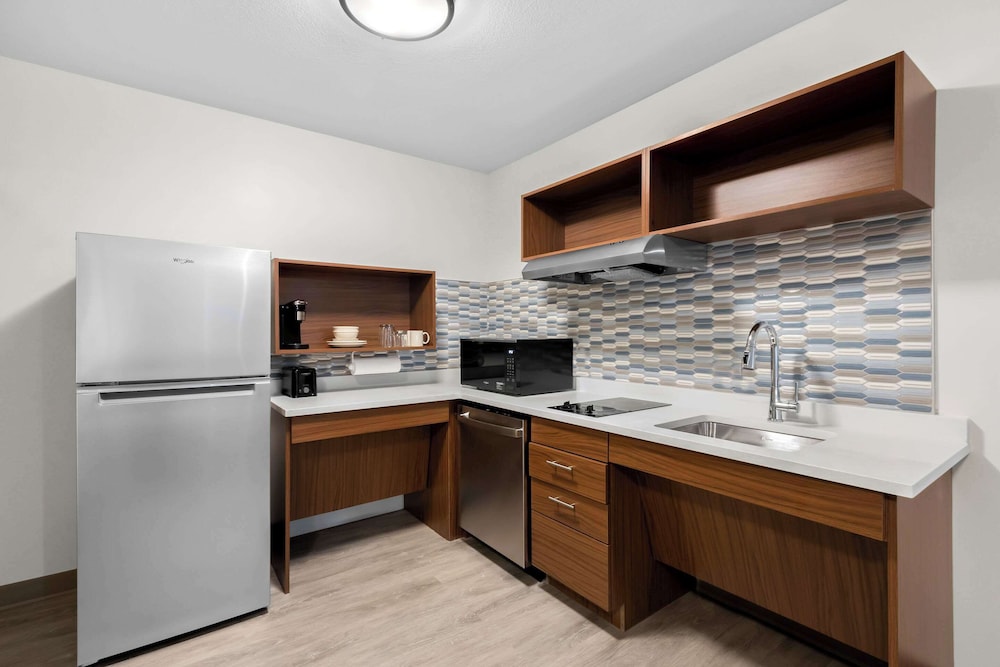 Everhome Suites Glendale Sports & Entertainment District 30/47