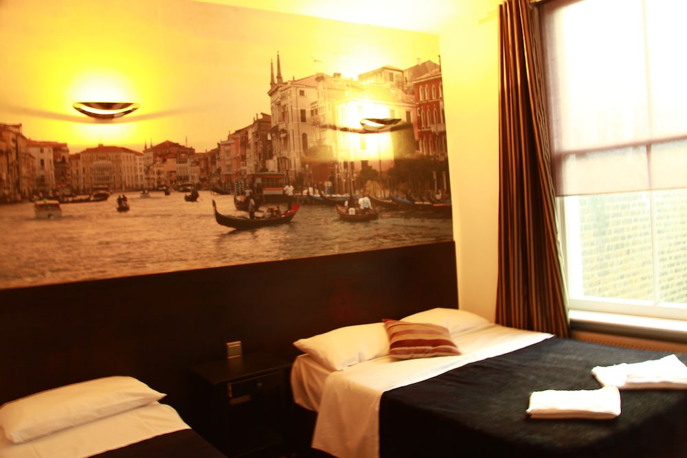 Exhibition Court Hotel 4 41/61