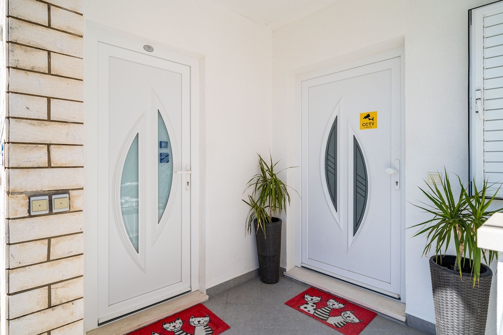 Jele Rooms 10/50