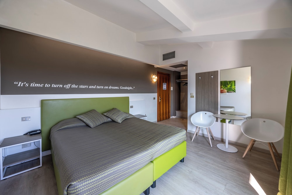 Deluxe, Queen Bed, Partial Lake View, Balcony