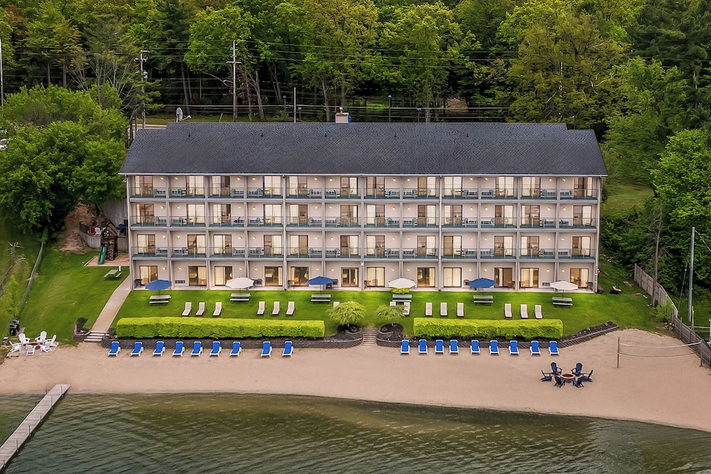 Beachfront Hotel 4/50