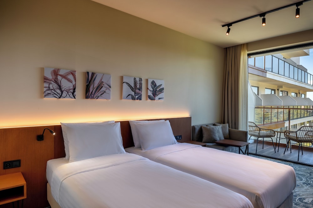 DELUXE, DOUBLE OR TWIN BED, SEA VIEW, BALCONY