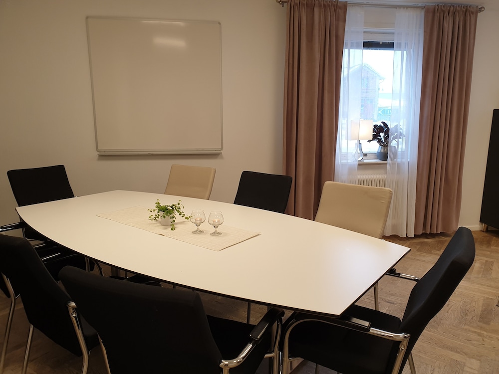 Smålandsstenar Hotell 32/37
