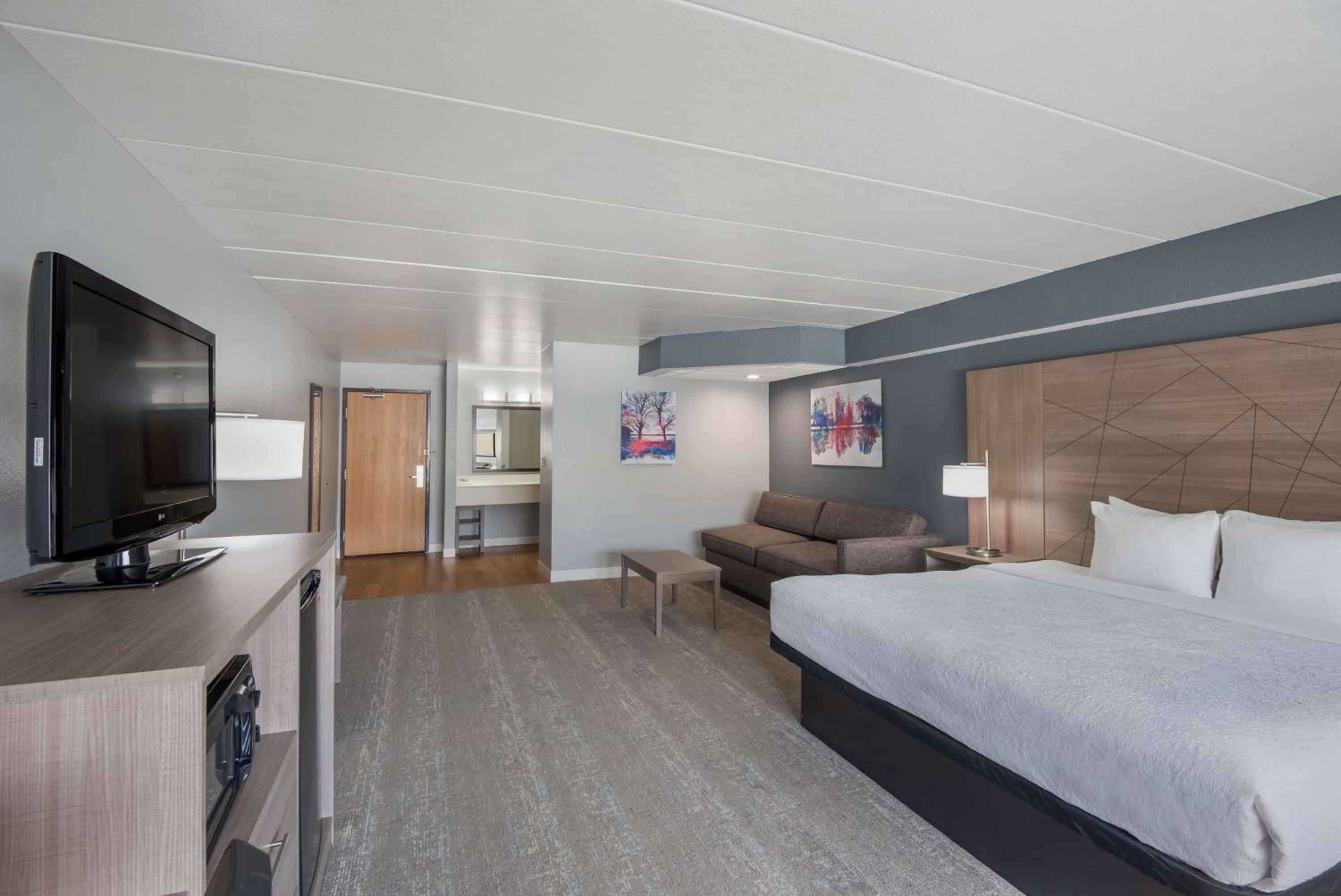 SUITE, KING BED, SOFA