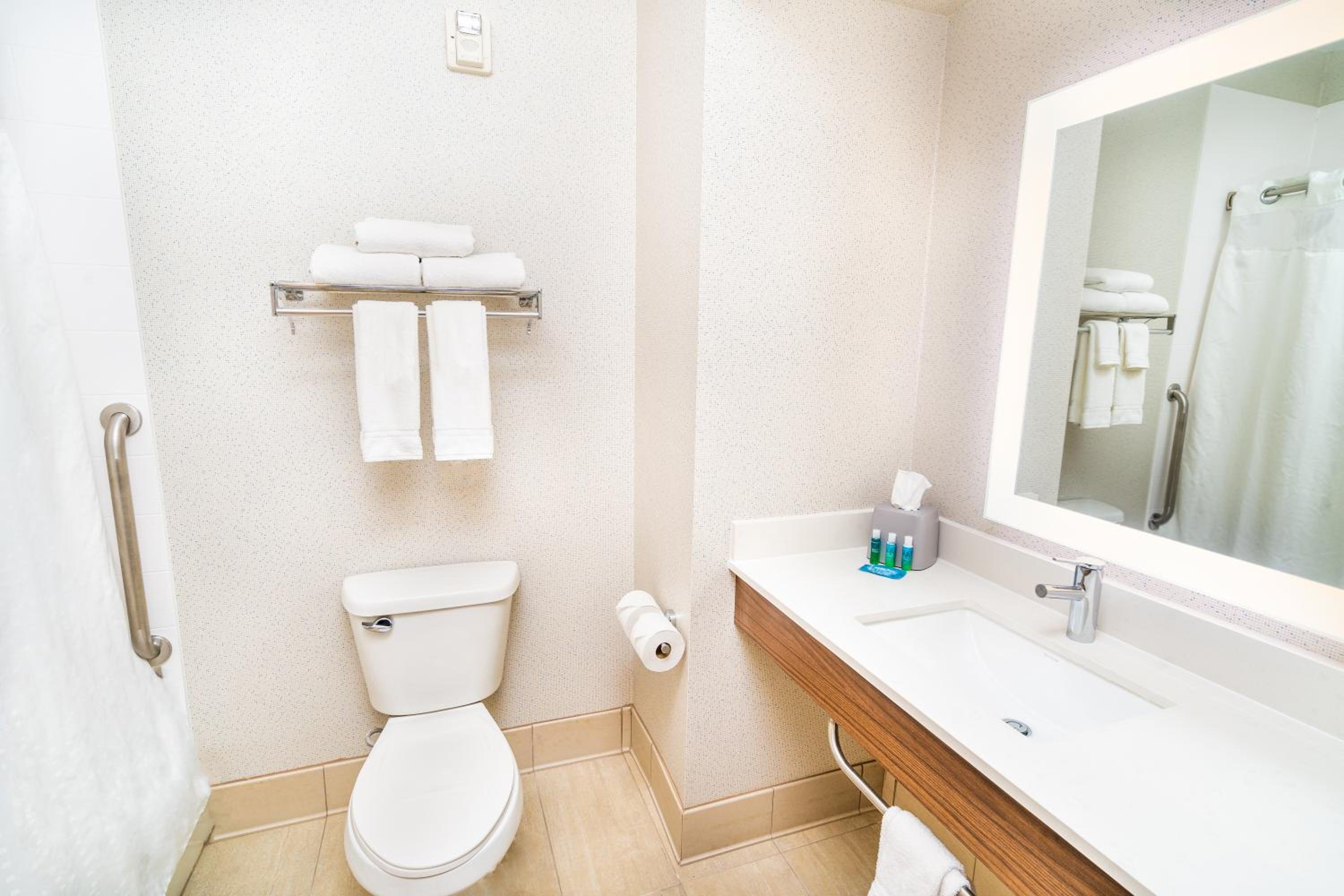 جناح بسرير كينج مع أريكة لذوي الإعاقة، Holiday Inn Express & Suites Las Vegas SW Spring Valley, an IHG Hotel 6/7