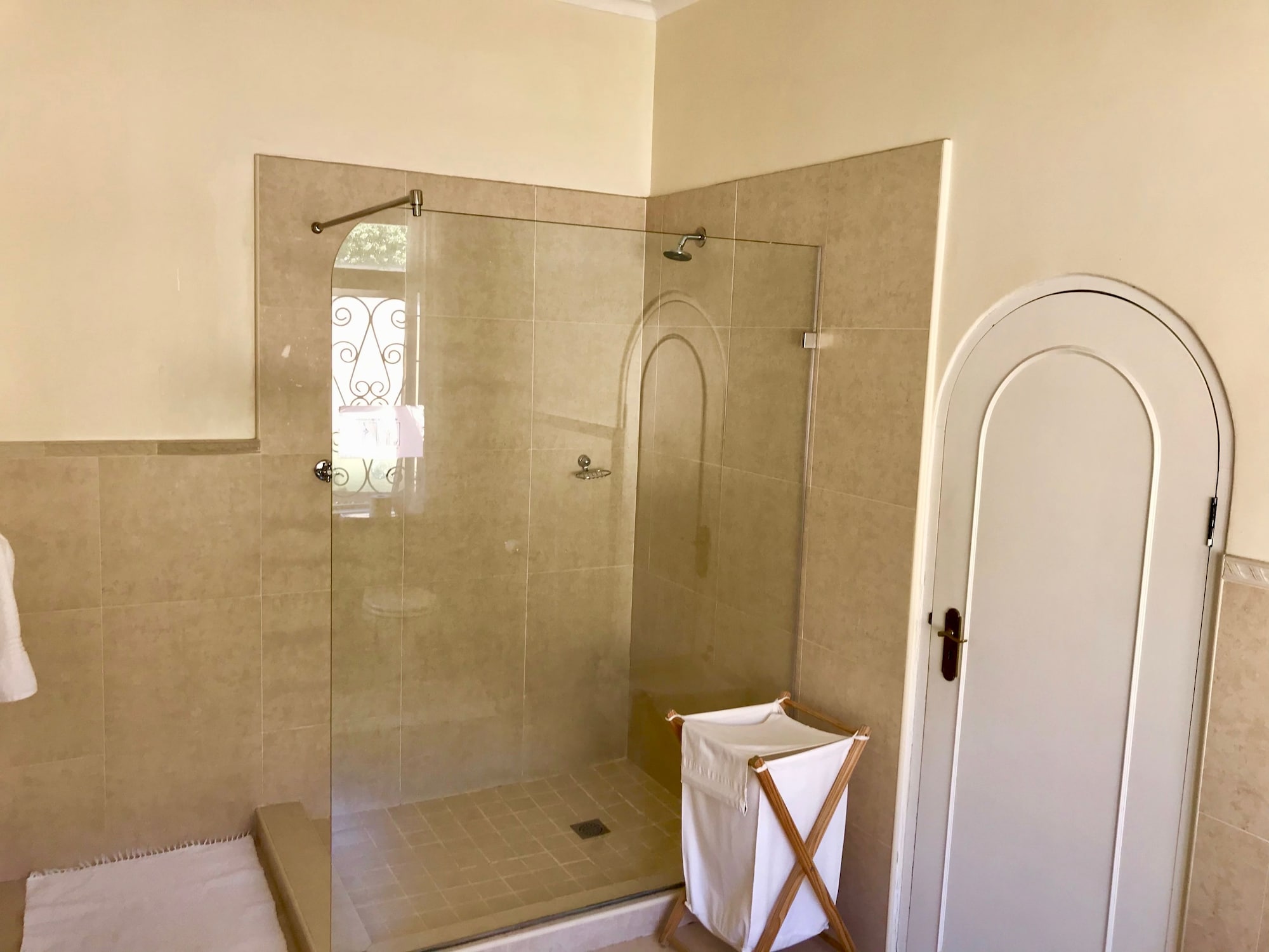 Luxury, King Bed, Bath and Shower 10/10