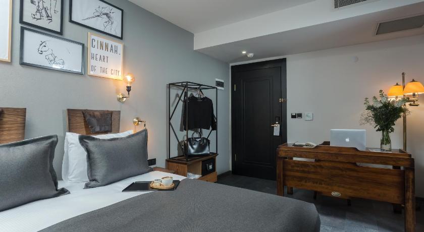Deluxe, King Bed