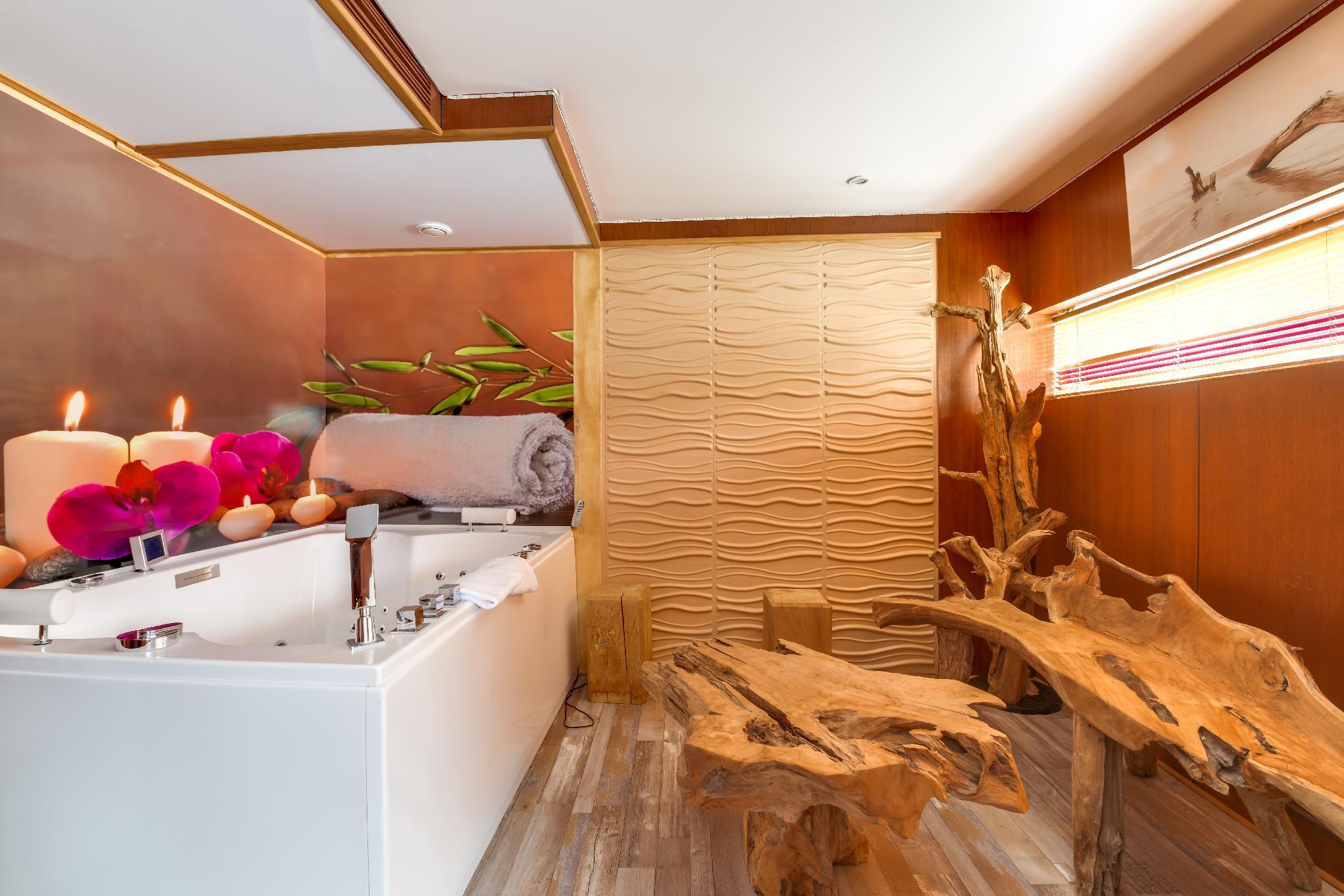Senior, Double Bed, Hot Tub