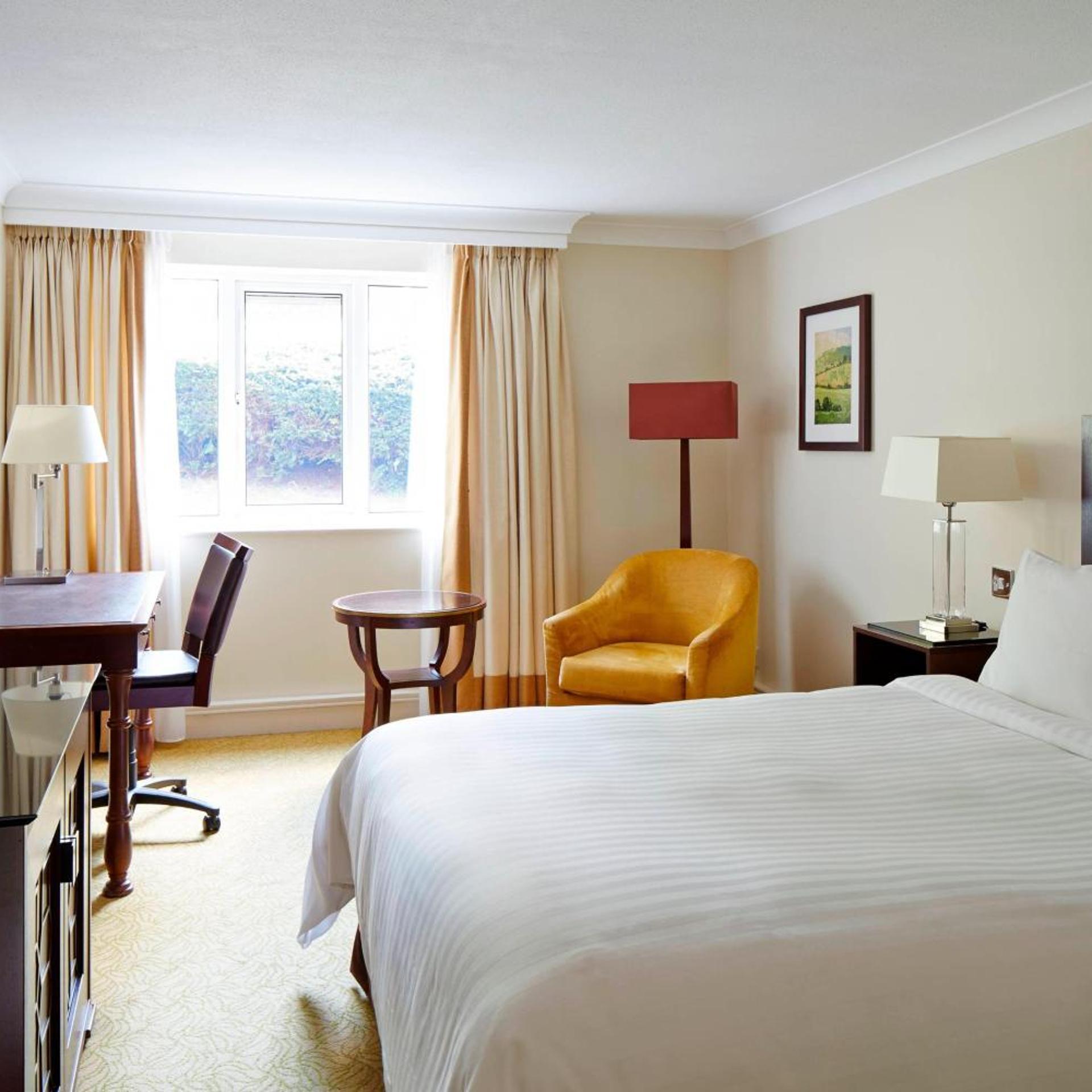 DELUXE, KING BED
