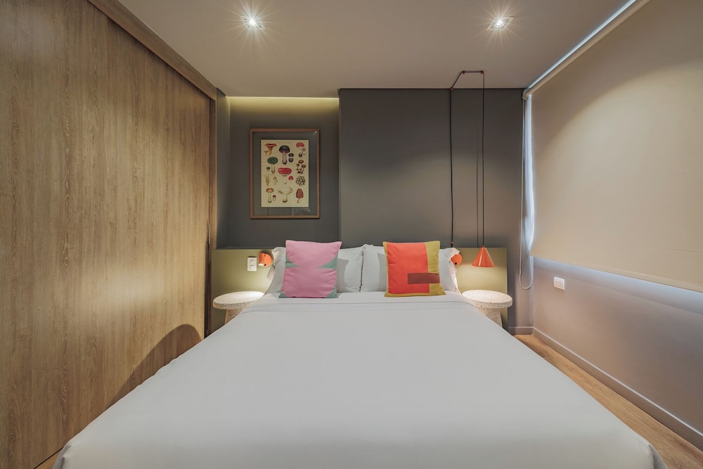 Versus Hotel 20/65