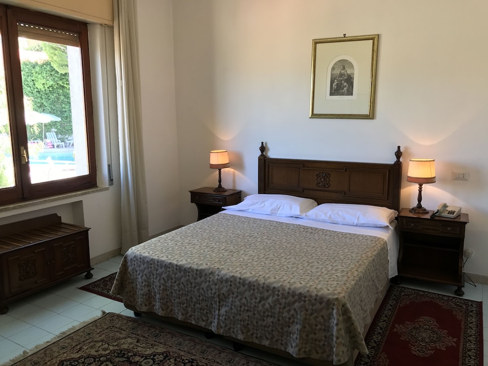 Standard, Double or Twin Bed, Garden View