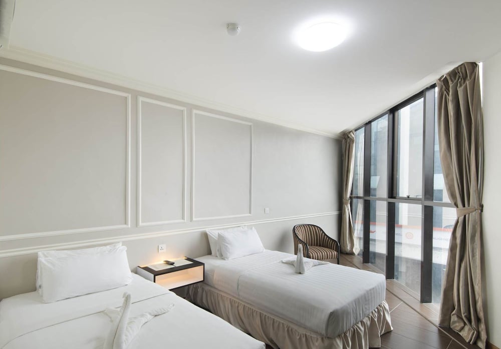 Luscious Hotel 12/38