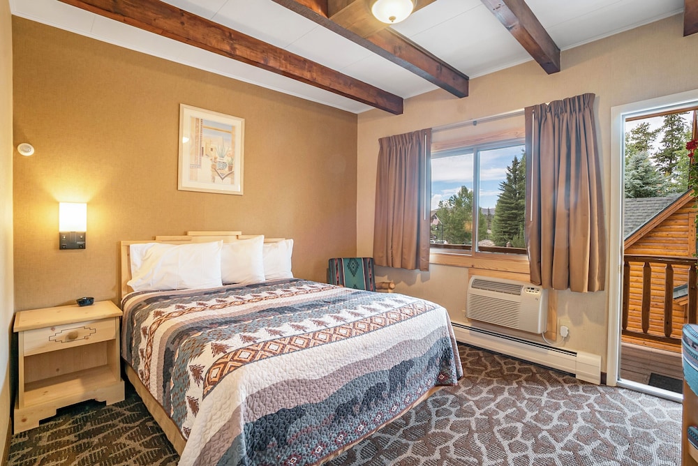Spirit Lake Lodge and Snowmobile Rentals 22/63