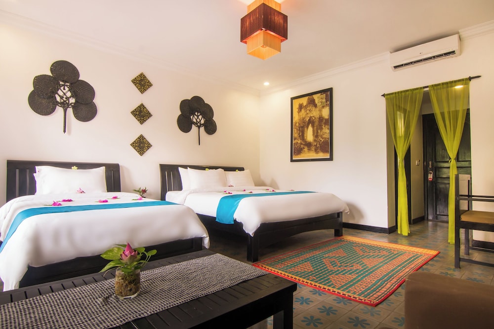 Deluxe, Triple, 1 King and 1 Single Beds, Pool View, La Residence WatBo Hotel 9/10
