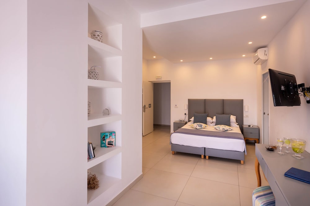MAR N MAR CROWN SANTORINI HOTEL AND SUITES 15/48