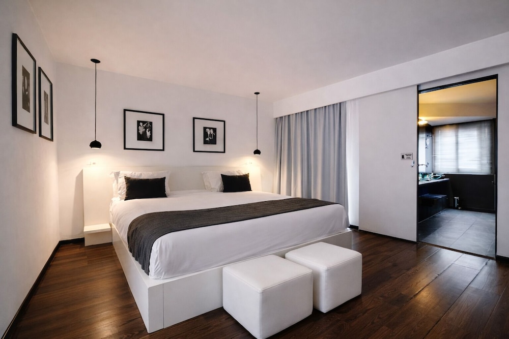 DELUXE, KING BED