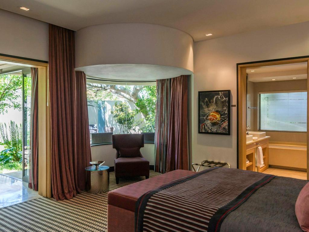 EXECUTIVE, SUITE