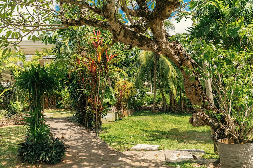 Beau Vallon Bungalows 45/50