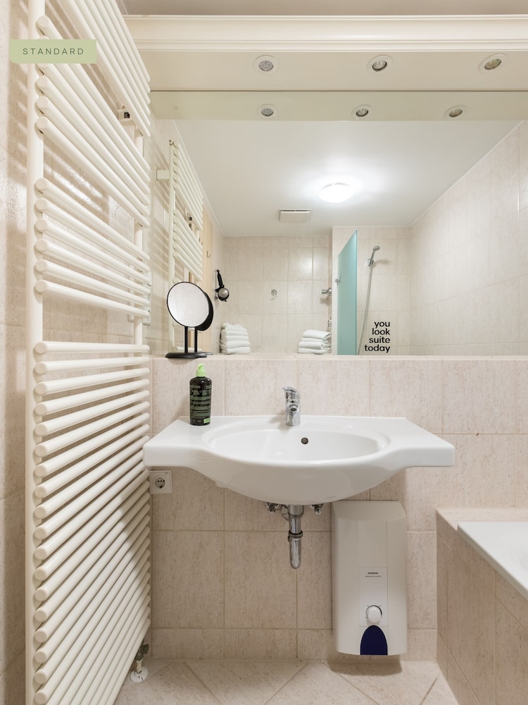 جناح كبير بسرير كوين مع أريكة، Flower's Boardinghouse Mitte 7/8