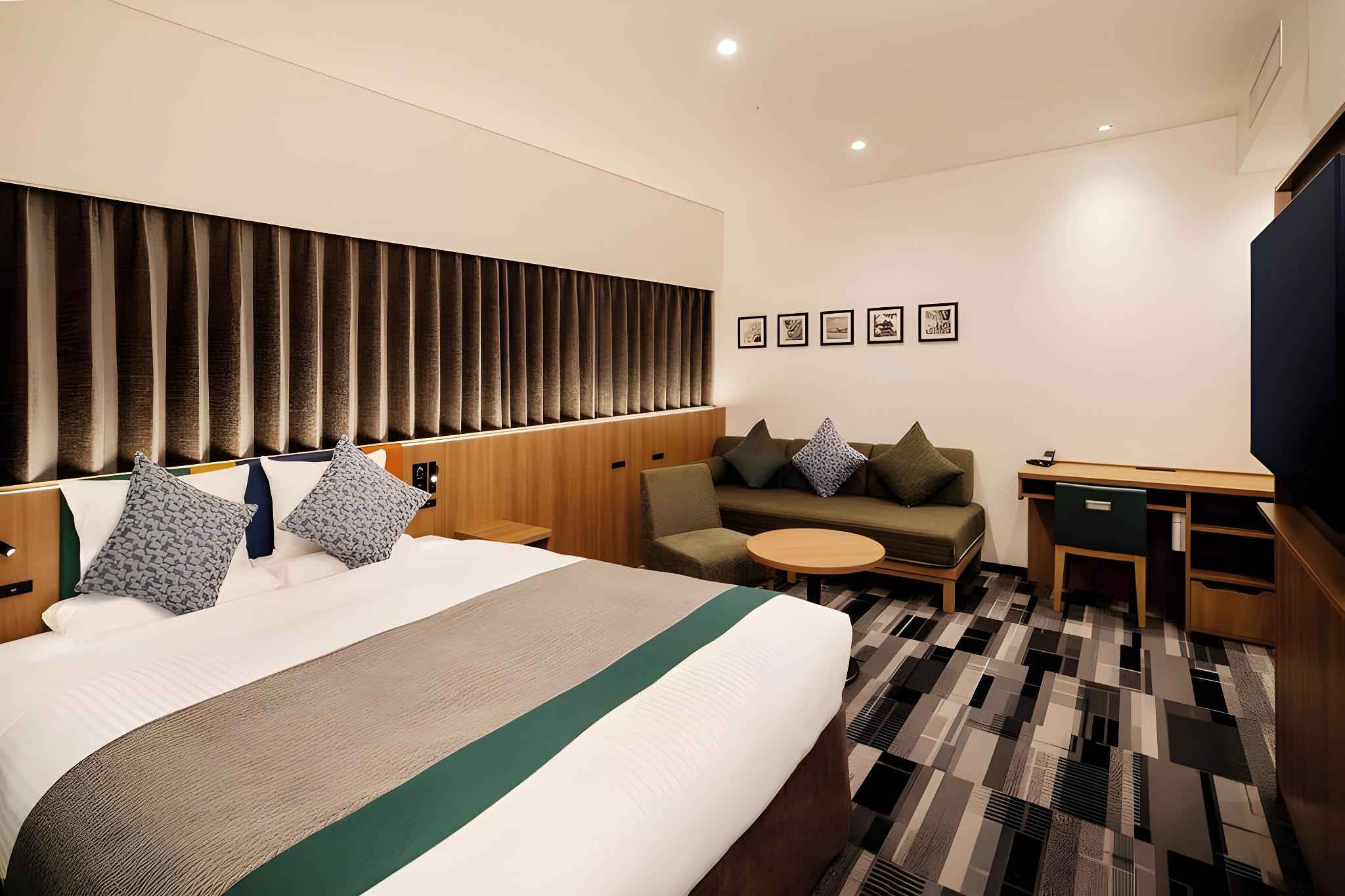 Room, Queen Bed, Two Extra Beds, Accessible
